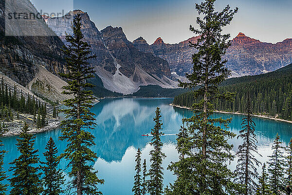 Kajakfahrer bei Sonnenaufgang am Lake Moraine  Banff-Nationalpark  UNESCO-Weltkulturerbe  Alberta  Rocky Mountains  Kanada  Nordamerika