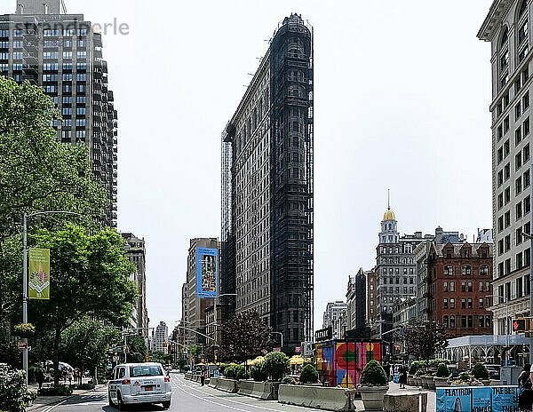 Blick auf das Flatiron Building  ein dreieckiges Wahrzeichen mit Stahlrahmen an der 175 Fifth Avenue im Viertel Flatiron District  Manhattan  New York City  Vereinigte Staaten von Amerika  Nordamerika