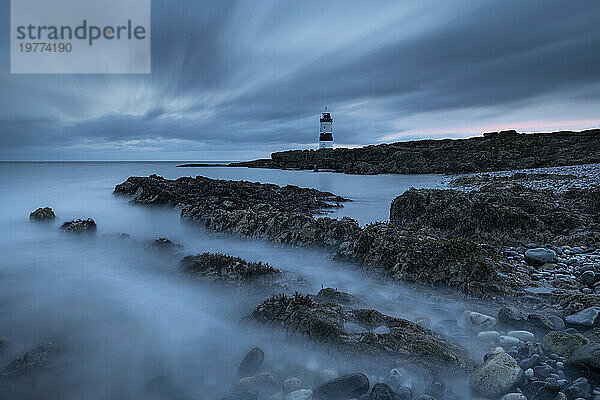 Trwyn Du Leuchtturm im Morgengrauen  Penmon Point  Anglesey  Wales  Vereinigtes Königreich  Europa