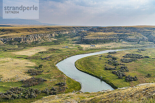 Milk River fließt durch den Writing-on-Stone Provincial Park  UNESCO-Weltkulturerbe  Alberta  Kanada  Nordamerika