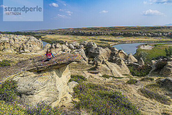 Kinder spielen auf einem Hoodoo am Milk River  Writing-on-Stone Provincial Park  UNESCO-Weltkulturerbe  Alberta  Kanada  Nordamerika