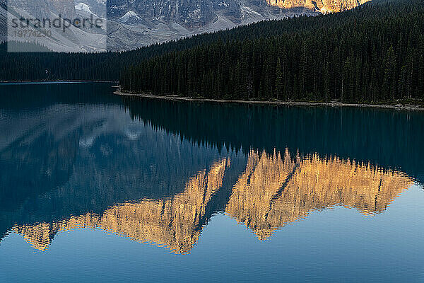 Sonnenaufgang am Lake Moraine  Banff-Nationalpark  UNESCO-Weltkulturerbe  Alberta  Rocky Mountains  Kanada  Nordamerika