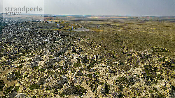 Luftaufnahmen von Hoodoos entlang des Milk River  Writing-on-Stone Provincial Park  UNESCO-Weltkulturerbe  Alberta  Kanada  Nordamerika