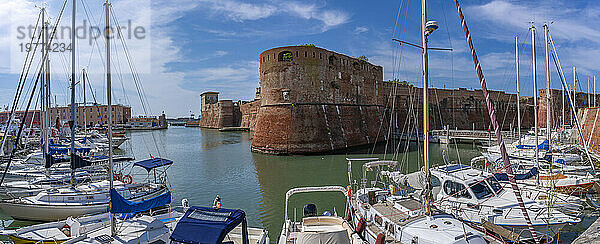 Blick auf die Festung Vecchia und Boote im Hafen  Livorno  Provinz Livorno  Toskana  Italien  Europa