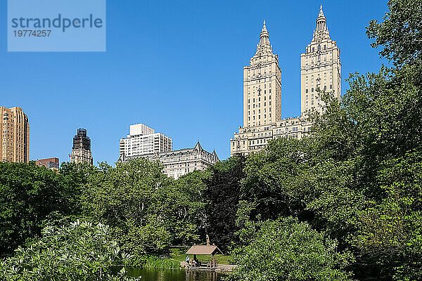 Stadtbild von New York City vom See aus gesehen  dem größten Gewässer des Central Parks nach dem Reservoir  Central Park  Manhattan  New York City  Vereinigte Staaten von Amerika  Nordamerika