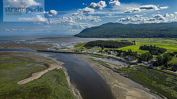 Luftaufnahme des Gouffre River  der im St. Lawrence River  Quebec  Kanada  Nordamerika fließt