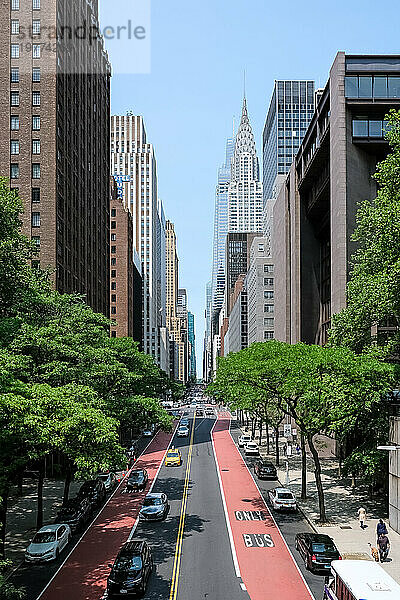 Blick auf die 42nd Street  eine bedeutende Crosstown Avenue  von der Tudor City Overpass (Tudor City Btidge)  Manhattan  New York City  Vereinigte Staaten von Amerika  Nordamerika