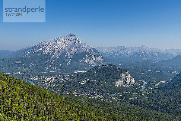 Blick auf den Cascade Mountain vom Gipfel des Sulphur Mountain  Banff-Nationalpark  UNESCO-Weltkulturerbe  Alberta  Rocky Mountains  Kanada  Nordamerika