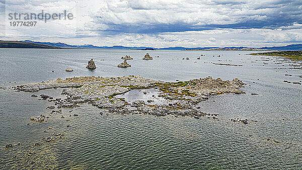 Aufschlüsse im Salzwassersee  Mono Lake  Kalifornien  Vereinigte Staaten von Amerika  Nordamerika