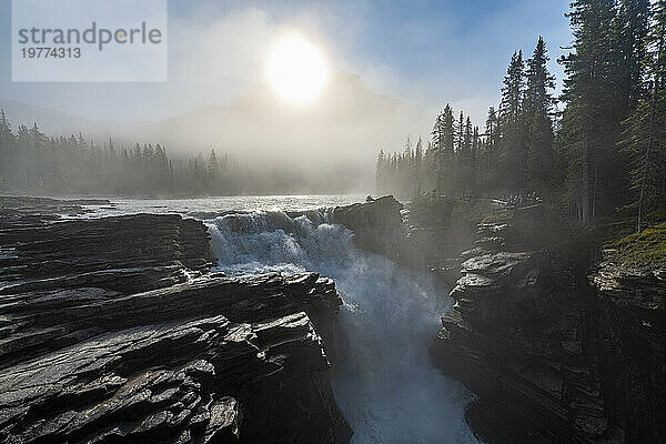 Athabasca Falls bei Sonnenaufgang  Glacier Parkway  Jasper Nationalpark  UNESCO-Weltkulturerbe  Alberta  Kanadische Rocky Mountains  Kanada  Nordamerika