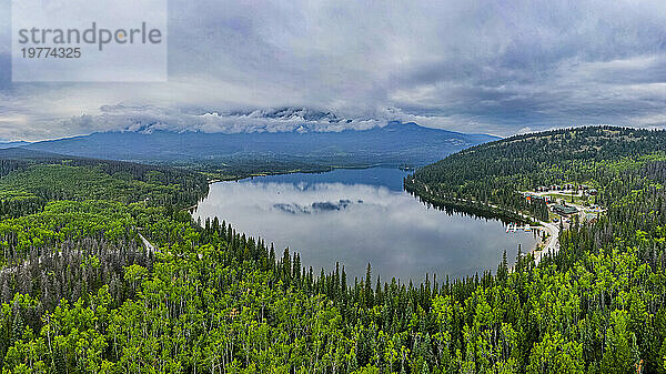 Luftaufnahme des Pyramid Lake  Jasper Nationalpark  UNESCO-Weltkulturerbe  Alberta  Kanadische Rocky Mountains  Kanada  Nordamerika