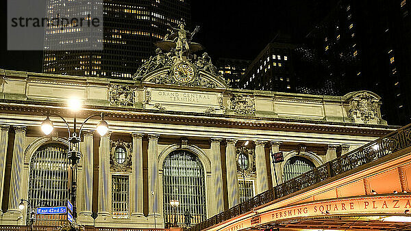 Blick auf das Grand Central Terminal bei Nacht  ein S-Bahn-Terminal in Midtown Manhattan  New York City  Vereinigte Staaten von Amerika  Nordamerika