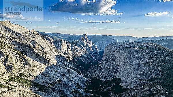 Granitberge mit Half Dome im Hintergrund  Yosemite-Nationalpark  UNESCO-Weltkulturerbe  Kalifornien  Vereinigte Staaten von Amerika  Nordamerika