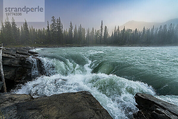 Athabasca Falls bei Sonnenaufgang  Glacier Parkway  Jasper Nationalpark  UNESCO-Weltkulturerbe  Alberta  Kanadische Rocky Mountains  Kanada  Nordamerika