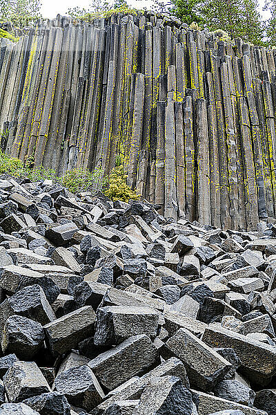 Felsformation aus säulenförmigem Basalt  Devils Postpile National Monument  Mammoth Mountain  Kalifornien  Vereinigte Staaten von Amerika  Nordamerika