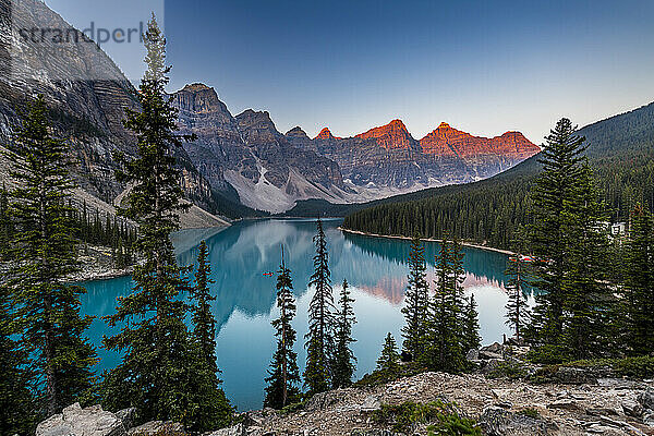 Sonnenaufgang am Lake Moraine  Banff-Nationalpark  UNESCO-Weltkulturerbe  Alberta  Rocky Mountains  Kanada  Nordamerika