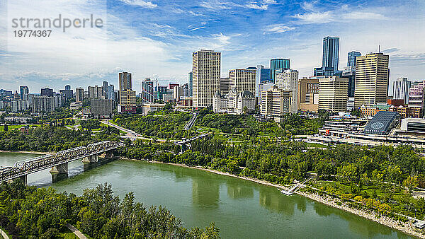 Luftaufnahme der Skyline von Edmonton  Alberta  Kanada  Nordamerika