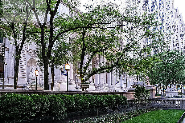 Architektonisches Detail der New York Public Library (NYPL)  zweitgrößte in den USA und viertgrößte der Welt  New York City  Vereinigte Staaten von Amerika  Nordamerika