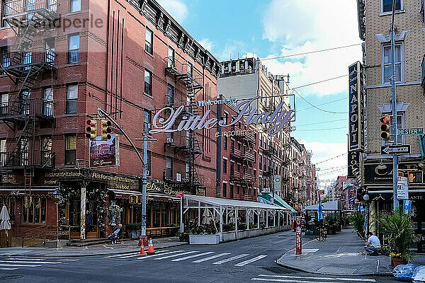 Blick auf die Kreuzung Mulberry Street und Hester Street  mit dem ikonischen Little Italy-Schild  Manhattan  New York City  Vereinigte Staaten von Amerika  Nordamerika