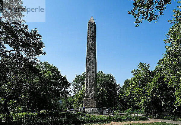 Blick auf die Nadel der Kleopatra  einen Obelisken aus rotem Granit  vom Tempel des Ra im alten Ägypten  Central Park  New York City  Vereinigte Staaten von Amerika  Nordamerika