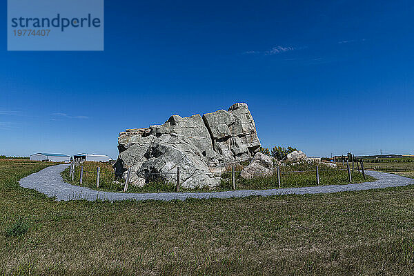 Big Rock  der größte glaziale Findling  Okotoks  Alberta  Kanada  Nordamerika