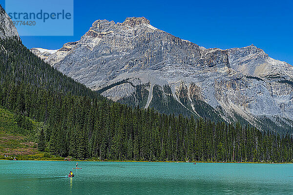 Kanu auf dem Emerald Lake  Yoho-Nationalpark  UNESCO-Weltkulturerbe  British Columbia  Kanada  Nordamerika