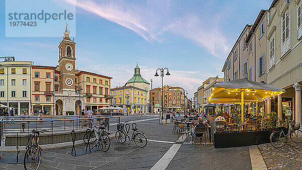 Blick auf Restaurant und Gebäude auf der Piazza Tre Martiri  Rimini  Emilia-Romagna  Italien  Europa