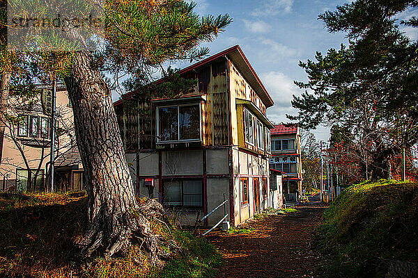 Altes  modernes japanisches Gebäude in einem Waldgebiet in der Nähe von Hirosaki  Nord-Honshu. Japan