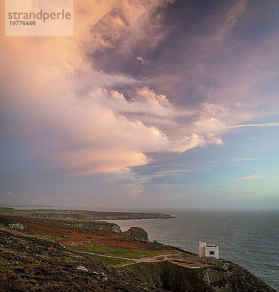 Elin's Tower in der Abenddämmerung  RSPB South Stack  Holy Island  Anglesey  Wales  Vereinigtes Königreich  Europa