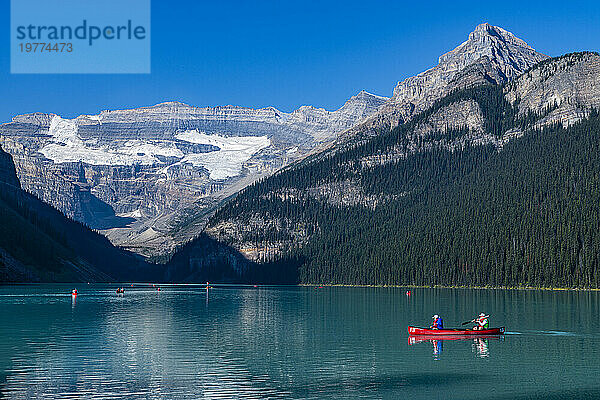 Kajakfahrer auf Lake Louise  Banff-Nationalpark  UNESCO-Weltkulturerbe  Alberta  Rocky Mountains  Kanada  Nordamerika