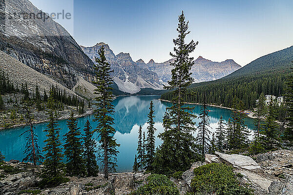 Sonnenaufgang am Lake Moraine  Banff-Nationalpark  UNESCO-Weltkulturerbe  Alberta  Rocky Mountains  Kanada  Nordamerika