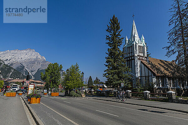 Die Stadt Banff mit Cascade Mountain im Hintergrund  Alberta  Rocky Mountains  Kanada  Nordamerika