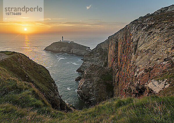 Klippen und South Stack Lighthouse bei Sonnenuntergang  Holy Island  Anglesey  Wales  Vereinigtes Königreich  Europa