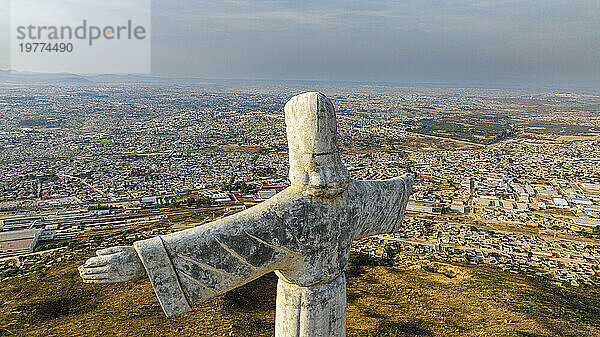 Luftaufnahme der Christus-König-Statue mit Blick auf Lubango  Angola  Afrika