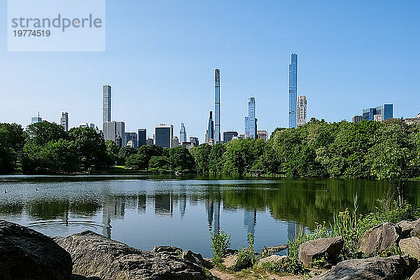 Stadtbild von New York City vom See aus gesehen  dem größten Gewässer des Central Parks nach dem Reservoir  Central Park  Manhattan  New York City  Vereinigte Staaten von Amerika  Nordamerika