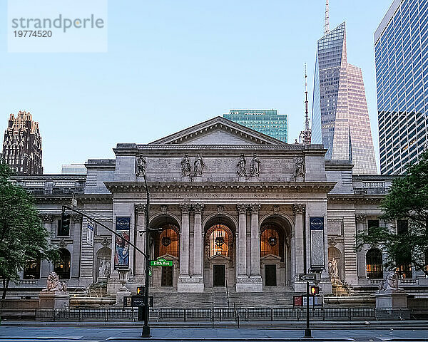 Architektonisches Detail der New York Public Library (NYPL)  zweitgrößte in den USA und viertgrößte der Welt  New York City  Vereinigte Staaten von Amerika  Nordamerika