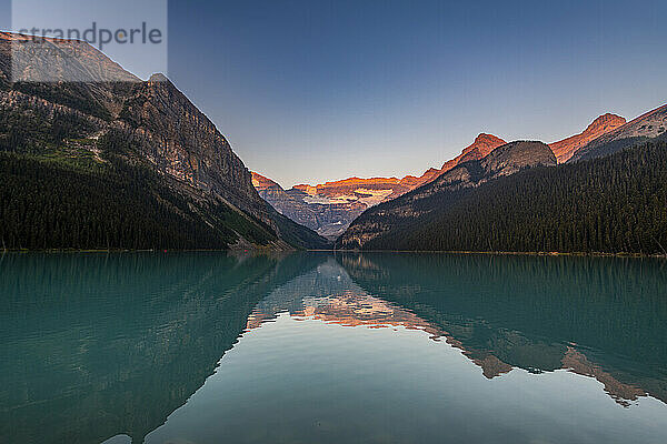 Sonnenaufgang am Lake Louise  Banff-Nationalpark  UNESCO-Weltkulturerbe  Alberta  Rocky Mountains  Kanada  Nordamerika