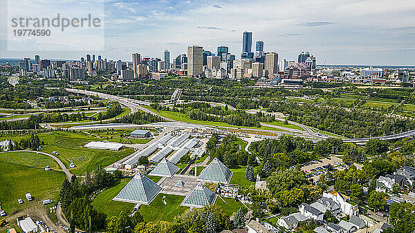 Luftaufnahme des Muttart Conservatory mit der Skyline von Edmonton  Alberta  Kanada  Nordamerika