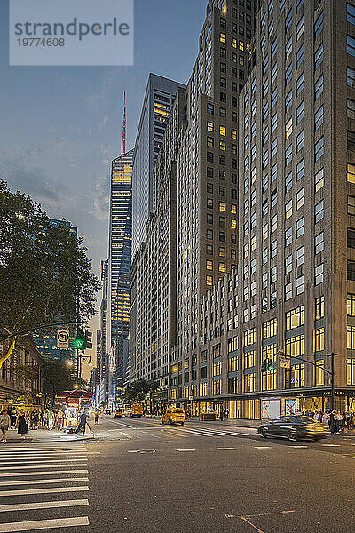 Szene am frühen Abend an einer belebten Midtown-Kreuzung in New York City  New York City  Vereinigte Staaten von Amerika  Nordamerika