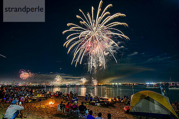 Feuerwerk von Shelter Island in San Diego  Kalifornien  Vereinigte Staaten von Amerika  Nordamerika aus gesehen