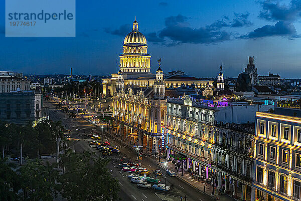 Blick bei Nacht über Havanna und sein Kapitol  Havanna  Kuba  Westindien  Mittelamerika