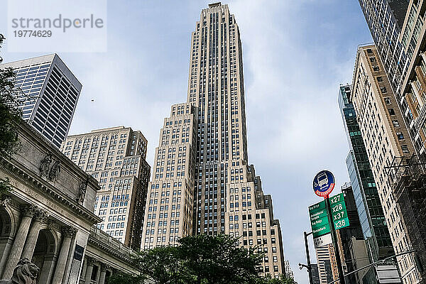 Architektonisches Detail der Kreuzung 5th Avenue und West 41st Street  im Herzen von Manhattan  New York City  Vereinigte Staaten von Amerika  Nordamerika