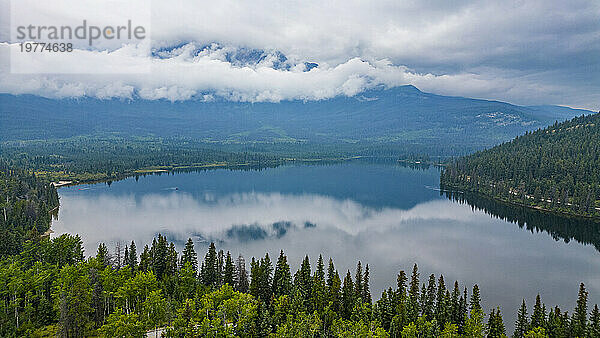 Luftaufnahme des Pyramid Lake  Jasper Nationalpark  UNESCO-Weltkulturerbe  Alberta  Kanadische Rocky Mountains  Kanada  Nordamerika