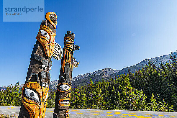 Totempfähle entlang des Glacier Parkway  Alberta  Kanada  Nordamerika