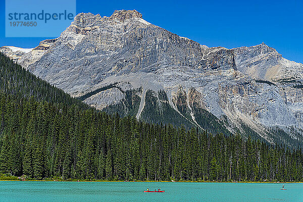 Kanu auf dem Emerald Lake  Yoho-Nationalpark  UNESCO-Weltkulturerbe  British Columbia  Kanada  Nordamerika