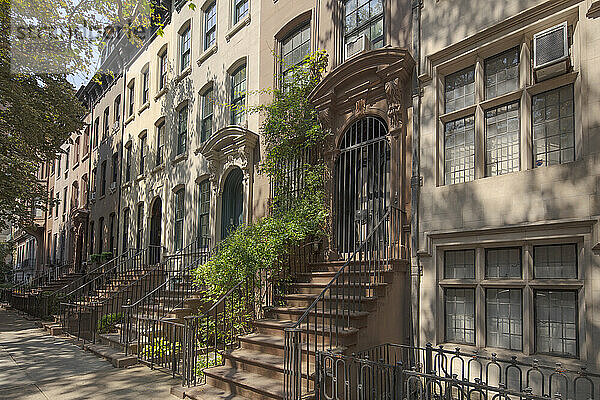 Eine Reihe traditioneller Wohnhäuser in der Upper East Side  darunter eines aus dem Film Frühstück bei Tiffany  New York City  Vereinigte Staaten von Amerika  Nordamerika