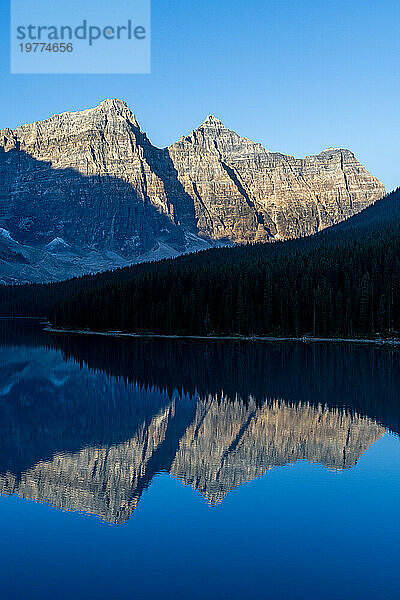 Sonnenaufgang am Lake Moraine  Banff-Nationalpark  UNESCO-Weltkulturerbe  Alberta  Rocky Mountains  Kanada  Nordamerika