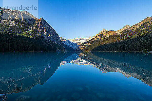 Sonnenaufgang am Lake Louise  Banff-Nationalpark  UNESCO-Weltkulturerbe  Alberta  Rocky Mountains  Kanada  Nordamerika