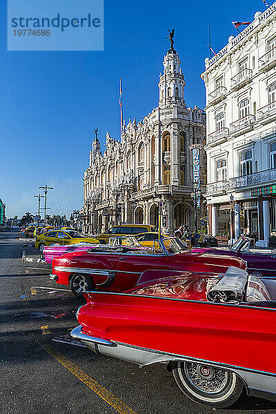 Oldtimer vor dem Theater von Havanna  Havanna  Kuba  Westindien  Mittelamerika