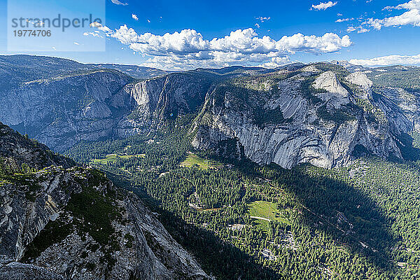 Blick über den Yosemite-Nationalpark  UNESCO-Weltkulturerbe  Kalifornien  Vereinigte Staaten von Amerika  Nordamerika